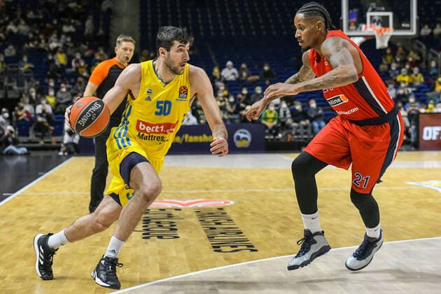 17.12.2021, xlakx, Basketball EuroLeague, Alba Berlin - ZSKA Moskau emspor, v.l.Yovel Zoosman (Alba Berlin No.50),Will Clyburn (ZSKA Moskau No.21) Berlin