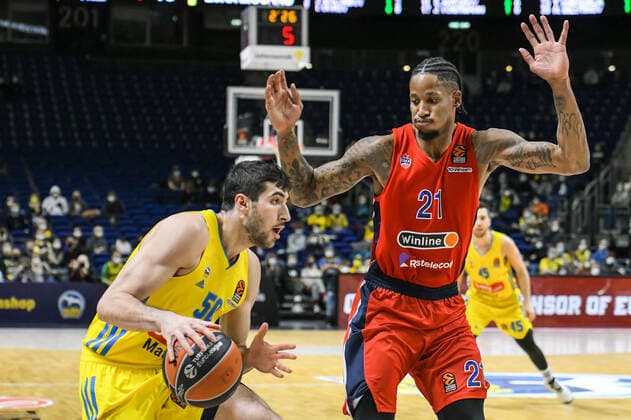 17.12.2021, xlakx, Basketball EuroLeague, Alba Berlin - ZSKA Moskau emspor, v.l.Yovel Zoosman (Alba Berlin No.50),Will Clyburn (ZSKA Moskau No.21) Zweikampf, Aktion, action, battle for the ball Berlin