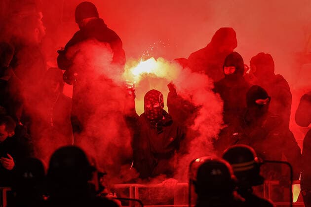Les supporters lyonnais mecontents de l arret du match FOOTBALL : 32eme finale de la Coupe de France - Paris Football Club vs Olympique Lyonnais - 17 12 2021 AurelienMorissard Panoramic 
