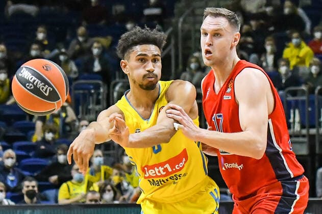 17.12.2021, xlakx, Basketball EuroLeague, Alba Berlin - ZSKA Moskau emspor, v.l.Maodo Lo (Alba Berlin No.0),Johannes Vogtmann (ZSKA Moskau No.17) Berlin
