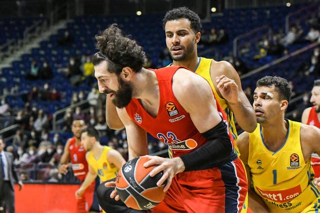 17.12.2021, xlakx, Basketball EuroLeague, Alba Berlin - ZSKA Moskau emspor, v.l. Tornike Shengelia (ZSKA Moskau No.23),Johannes Thiemann (Alba Berlin No.32),Oscar Da Silva (Alba Berlin No.1) Zweikampf, Aktion, action, battle for the ball Berlin