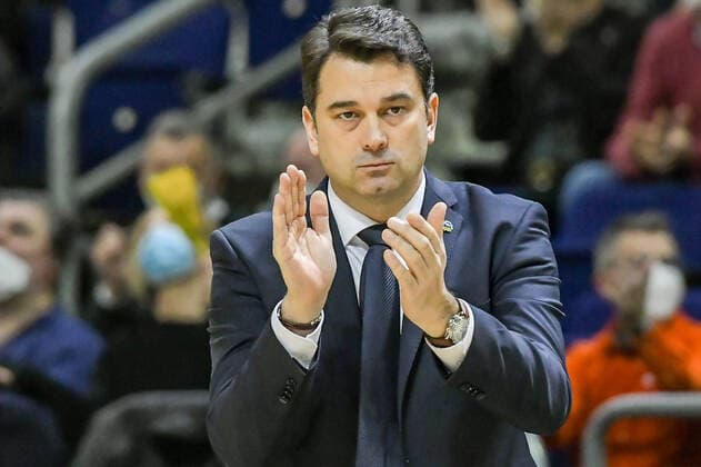 17.12.2021, xlakx, Basketball EuroLeague, Alba Berlin - ZSKA Moskau emspor, v.l.Israel Gonzalez (Alba Berlin Trainer) gibt Anweisungen, gestikuliert mit den Armen, gesticulate, gives instructions Berlin