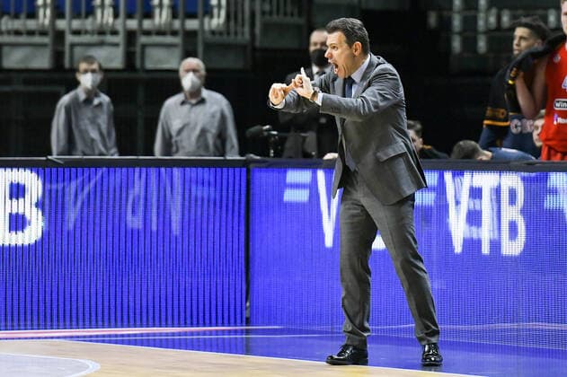 17.12.2021, xlakx, Basketball EuroLeague, Alba Berlin - ZSKA Moskau emspor, v.l.Dimitris Itoudis (ZSKA Moskau Trainer) gibt Anweisungen, gestikuliert mit den Armen, gesticulate, gives instructions Berlin