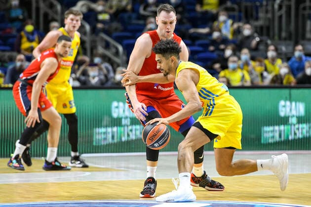 17.12.2021, xlakx, Basketball EuroLeague, Alba Berlin - ZSKA Moskau emspor, v.l.Johannes Vogtmann (ZSKA Moskau No.17),Maodo Lo (Alba Berlin No.0) Zweikampf, Aktion, action, battle for the ball Berlin