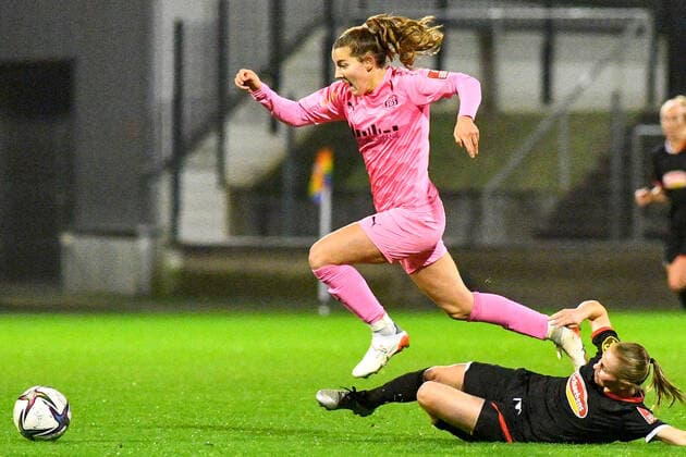 Sport Bilder des Tages v.li.: Carlotta Wamser (SGS, 30), Laura Donhauser (FC Köln, 25), Zweikampf, Duell, duel, tackle, tackling, Dynamik, Action, Aktion, 17.12.2021, Köln (Deutschland), Fussball, Flyeralarm Frauen-Bundesliga, 1. FC Köln - SGS Essen, Fussball, Flyeralarm Frauen-Bundesliga, 1. FC Köln - SGS Essen, DFB DFL REGULATIONS PROHIBIT ANY USE OF PHOTOGRAPHS AS IMAGE SEQUENCES AND OR QUASI-VIDEO.