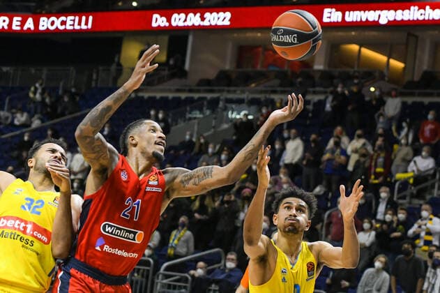 17.12.2021, xlakx, Basketball EuroLeague, Alba Berlin - ZSKA Moskau emspor, v.l. Johannes Thiemann (Alba Berlin No.32),Will Clyburn (ZSKA Moskau No.21),Maodo Lo (Alba Berlin No.0) Berlin