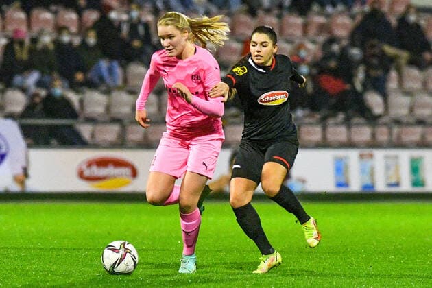 v.li.: Maike Berentzen (SGS, 13), Manjou Wilde (FC Köln, 7), Zweikampf, Duell, duel, tackle, tackling, Dynamik, Action, Aktion, 17.12.2021, Köln (Deutschland), Fussball, Flyeralarm Frauen-Bundesliga, 1. FC Köln - SGS Essen, Fussball, Flyeralarm Frauen-Bundesliga, 1. FC Köln - SGS Essen, DFB DFL REGULATIONS PROHIBIT ANY USE OF PHOTOGRAPHS AS IMAGE SEQUENCES AND OR QUASI-VIDEO.