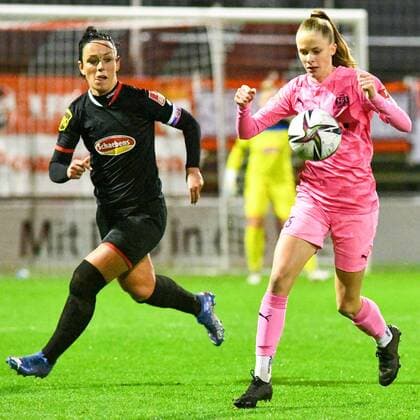v.li.: Peggy Kuznik (FC Köln, 21), Vivien Endemann (SGS, 25), Zweikampf, Duell, duel, tackle, tackling, Dynamik, Action, Aktion, 17.12.2021, Köln (Deutschland), Fussball, Flyeralarm Frauen-Bundesliga, 1. FC Köln - SGS Essen, Fussball, Flyeralarm Frauen-Bundesliga, 1. FC Köln - SGS Essen, DFB DFL REGULATIONS PROHIBIT ANY USE OF PHOTOGRAPHS AS IMAGE SEQUENCES AND OR QUASI-VIDEO.