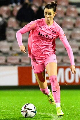 Selina Ostermeier (SGS, 2) am Ball, Spielszene, Freisteller, Ganzkörper, Einzelbild, Aktion, Action, 17.12.2021, Köln (Deutschland), Fussball, Flyeralarm Frauen-Bundesliga, 1. FC Köln - SGS Essen, Fussball, Flyeralarm Frauen-Bundesliga, 1. FC Köln - SGS Essen, DFB DFL REGULATIONS PROHIBIT ANY USE OF PHOTOGRAPHS AS IMAGE SEQUENCES AND OR QUASI-VIDEO.