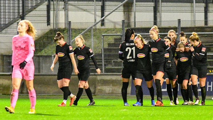 Laura Donhauser (FC Köln, 25, 2. v.r.) erzielte das Tor zum 2:0, Treffer, Torerfolg, Action, Aktion, Spielszene, jubeln über ein Tor, Jubel, Torjubel, Torerfolg, celebrate the goal, goal, celebration, Jubel ueber das Tor, optimistisch, Action, Aktion, 17.12.2021, Köln (Deutschland), Fussball, Flyeralarm Frauen-Bundesliga, 1. FC Köln - SGS Essen, Fussball, Flyeralarm Frauen-Bundesliga, 1. FC Köln - SGS Essen, DFB DFL REGULATIONS PROHIBIT ANY USE OF PHOTOGRAPHS AS IMAGE SEQUENCES AND OR QUASI-VIDEO.