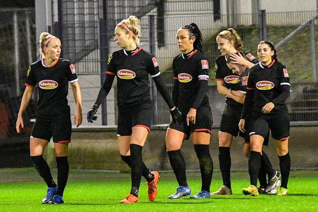 Laura Donhauser (FC Köln, 25, 2. v.r.) erzielte das Tor zum 2:0, Treffer, Torerfolg, Action, Aktion, Spielszene, jubeln über ein Tor, Jubel, Torjubel, Torerfolg, celebrate the goal, goal, celebration, Jubel ueber das Tor, optimistisch, Action, Aktion, 17.12.2021, Köln (Deutschland), Fussball, Flyeralarm Frauen-Bundesliga, 1. FC Köln - SGS Essen, Fussball, Flyeralarm Frauen-Bundesliga, 1. FC Köln - SGS Essen, DFB DFL REGULATIONS PROHIBIT ANY USE OF PHOTOGRAPHS AS IMAGE SEQUENCES AND OR QUASI-VIDEO.