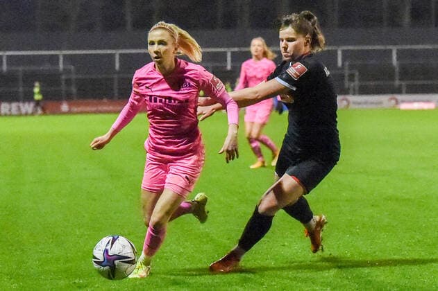 v.li.: Maike Berentzen (SGS, 13), Adriana Achcinska (FC Köln, 9), Zweikampf, Duell, duel, tackle, tackling, Dynamik, Action, Aktion, 17.12.2021, Köln (Deutschland), Fussball, Flyeralarm Frauen-Bundesliga, 1. FC Köln - SGS Essen, Fussball, Flyeralarm Frauen-Bundesliga, 1. FC Köln - SGS Essen, DFB DFL REGULATIONS PROHIBIT ANY USE OF PHOTOGRAPHS AS IMAGE SEQUENCES AND OR QUASI-VIDEO.