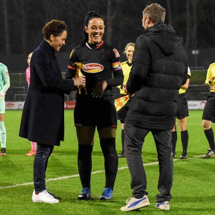 v.li.: Nicole Bender (Sportliche Leitung 1. FC Köln) gratuliert Peggy Kuznik (FC Köln, 21) für ihr 300. Spiel in der Frauen-Bundesliga, Aktion, Action, Spielszene, 17.12.2021, Köln (Deutschland), Fussball, Flyeralarm Frauen-Bundesliga, 1. FC Köln - SGS Essen, Fussball, Flyeralarm Frauen-Bundesliga, 1. FC Köln - SGS Essen, DFB DFL REGULATIONS PROHIBIT ANY USE OF PHOTOGRAPHS AS IMAGE SEQUENCES AND OR QUASI-VIDEO.