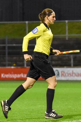 Naemi Breier (Assistentin), Freisteller, Ganzkörper, Einzelbild, Aktion, Action, 17.12.2021, Köln (Deutschland), Fussball, Flyeralarm Frauen-Bundesliga, 1. FC Köln - SGS Essen, Fussball, Flyeralarm Frauen-Bundesliga, 1. FC Köln - SGS Essen, DFB DFL REGULATIONS PROHIBIT ANY USE OF PHOTOGRAPHS AS IMAGE SEQUENCES AND OR QUASI-VIDEO.