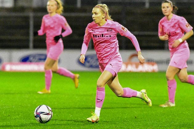 Elisa Senß (SGS, 6), Freisteller, Aktion, Action, Spielszene, 17.12.2021, Köln (Deutschland), Fussball, Flyeralarm Frauen-Bundesliga, 1. FC Köln - SGS Essen, Fussball, Flyeralarm Frauen-Bundesliga, 1. FC Köln - SGS Essen, DFB DFL REGULATIONS PROHIBIT ANY USE OF PHOTOGRAPHS AS IMAGE SEQUENCES AND OR QUASI-VIDEO.
