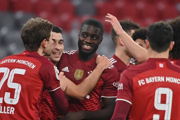 Torjubel um Dayot UPAMECANO (Bayern Muenchen nach Tor zum 2-0 mit Thomas MUELLER (MÜLLER,Bayern Muenchen),Marc ROCA (Bayern Muenchen), Jubel,Freude,Begeisterung,Aktion. Fussball 1. Bundesliga Saison 2021 2022,17.Spieltag, Spieltag17. FC Bayern Muenchen - VFL Wolfsburg 4-0, am 17.12.2021, A L L I A N Z A R E N A Muenchen.