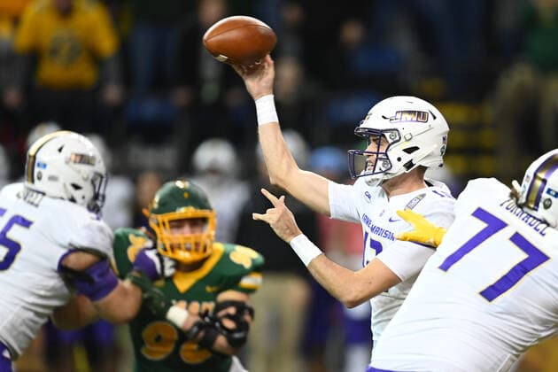 James Madison Dukes quarterback Cole Johnson (12) passes the ball during a NCAA, College League, USA FCS football semi-final game between the James Madison University Dukes and the North Dakota State University Bison at the Fargo Dome, Fargo, ND on Friday, December 17, 2021. CSM Fargo USA - ZUMAc04_ 20211217_zaf_c04_163 Copyright: xRussellxHonsx