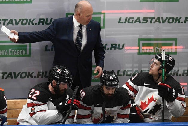 Russia Ice hockey, Eishockey Euro Tour Finland - Canada 6724466 18.12.2021 Canada s head coach Claude Julien speak to the player during the Channel One Cup match of the Euro Hockey Tour between Finland and Canada, in Moscow, Russia. Vladimir Astapkovich Sputnik Moscow Russia  Copyright: xVladimirxAstapkovichx