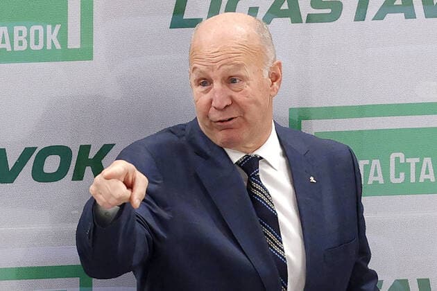MOSCOW, RUSSIA â€“ DECEMBER 18, 2021: Canadaâ€™s head coach Claude Julien attends his national team, Nationalteam s 2021 Channel One Cup Ice hockey, Eishockey match against Finland at CSKA Arena as part of the 2021 22 Euro Hockey Tour. Mikhail Japaridze TASS  TS11C478