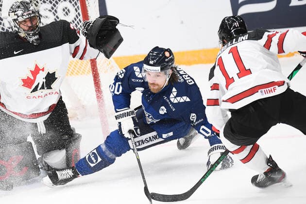 Russia Ice hockey, Eishockey Euro Tour Finland - Canada 6724474 18.12.2021 From left, Canada s goaltender Justin Pogge, Finland s Markus Granlund and Canada s Adam Tambellini struggle for a puck during the Channel One Cup match of the Euro Hockey Tour between Finland and Canada, in Moscow, Russia. Vladimir Astapkovich Sputnik Moscow Russia  Copyright: xVladimirxAstapkovichx