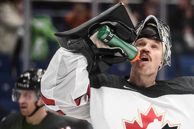 Russia Ice hockey, Eishockey Euro Tour Finland - Canada 6724489 18.12.2021 Canada s goaltender Justin Pogge drinks water during the Channel One Cup match of the Euro Hockey Tour between Finland and Canada, in Moscow, Russia. Vladimir Astapkovich Sputnik Moscow Russia  Copyright: xVladimirxAstapkovichx