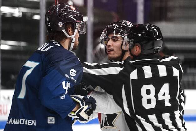 Russia Ice hockey, Eishockey Euro Tour Finland - Canada 6724494 18.12.2021 Finland s Peter Tiivola, left, is seen during the Channel One Cup match of the Euro Hockey Tour between Finland and Canada, in Moscow, Russia. Vladimir Astapkovich Sputnik Moscow Russia  Copyright: xVladimirxAstapkovichx