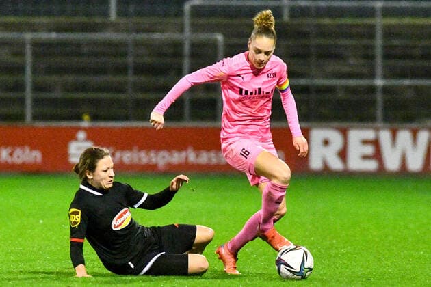 v.li.: Alicia-Sophie Gudorf (FC Köln, 12), Jacqueline Meißner (SGS, 16), Zweikampf, Duell, duel, tackle, tackling, Dynamik, Action, Aktion, 17.12.2021, Köln (Deutschland), Fussball, Flyeralarm Frauen-Bundesliga, 1. FC Köln - SGS Essen, Fussball, Flyeralarm Frauen-Bundesliga, 1. FC Köln - SGS Essen, DFB DFL REGULATIONS PROHIBIT ANY USE OF PHOTOGRAPHS AS IMAGE SEQUENCES AND OR QUASI-VIDEO.
