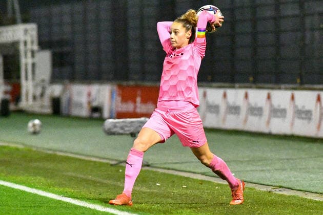 Jacqueline Meißner (SGS, 16) beim Einwurf, am Ball, Spielszene, Freisteller, Ganzkörper, Einzelbild, Aktion, Action, 17.12.2021, Köln (Deutschland), Fussball, Flyeralarm Frauen-Bundesliga, 1. FC Köln - SGS Essen, Fussball, Flyeralarm Frauen-Bundesliga, 1. FC Köln - SGS Essen, DFB DFL REGULATIONS PROHIBIT ANY USE OF PHOTOGRAPHS AS IMAGE SEQUENCES AND OR QUASI-VIDEO.