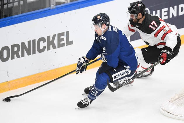 Russia Ice hockey, Eishockey Euro Tour Finland - Canada 6724511 18.12.2021 Finland s Ville Pokka, left, and Canada s Eric Fehr struggle for a puck during the Channel One Cup match of the Euro Hockey Tour between Finland and Canada, in Moscow, Russia. Vladimir Astapkovich Sputnik Moscow Russia  Copyright: xVladimirxAstapkovichx