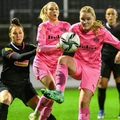 v.li.: Sabrina Horvat (FC Köln, 3), Elisa Senß (SGS, 6), Felicitas Fee Kockmann (SGS, 22), Dreikampf, Duell, duel, tackle, tackling, Dynamik, Action, Aktion, 17.12.2021, Köln (Deutschland), Fussball, Flyeralarm Frauen-Bundesliga, 1. FC Köln - SGS Essen, Fussball, Flyeralarm Frauen-Bundesliga, 1. FC Köln - SGS Essen, DFB DFL REGULATIONS PROHIBIT ANY USE OF PHOTOGRAPHS AS IMAGE SEQUENCES AND OR QUASI-VIDEO.
