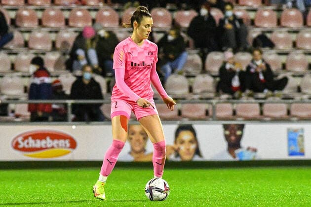 Selina Ostermeier (SGS, 2) am Ball, Spielszene, Freisteller, Ganzkörper, Einzelbild, Aktion, Action, 17.12.2021, Köln (Deutschland), Fussball, Flyeralarm Frauen-Bundesliga, 1. FC Köln - SGS Essen, Fussball, Flyeralarm Frauen-Bundesliga, 1. FC Köln - SGS Essen, DFB DFL REGULATIONS PROHIBIT ANY USE OF PHOTOGRAPHS AS IMAGE SEQUENCES AND OR QUASI-VIDEO.