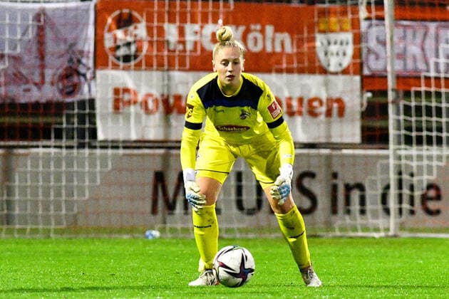 Pauline Nelles (Torfrau FC Köln, 16) am Ball, Spielszene, Freisteller, Ganzkörper, Einzelbild, Aktion, Action, 17.12.2021, Köln (Deutschland), Fussball, Flyeralarm Frauen-Bundesliga, 1. FC Köln - SGS Essen, Fussball, Flyeralarm Frauen-Bundesliga, 1. FC Köln - SGS Essen, DFB DFL REGULATIONS PROHIBIT ANY USE OF PHOTOGRAPHS AS IMAGE SEQUENCES AND OR QUASI-VIDEO.