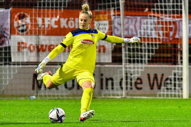 Pauline Nelles (Torfrau FC Köln, 16) am Ball, Spielszene, Freisteller, Ganzkörper, Einzelbild, Aktion, Action, 17.12.2021, Köln (Deutschland), Fussball, Flyeralarm Frauen-Bundesliga, 1. FC Köln - SGS Essen, Fussball, Flyeralarm Frauen-Bundesliga, 1. FC Köln - SGS Essen, DFB DFL REGULATIONS PROHIBIT ANY USE OF PHOTOGRAPHS AS IMAGE SEQUENCES AND OR QUASI-VIDEO.