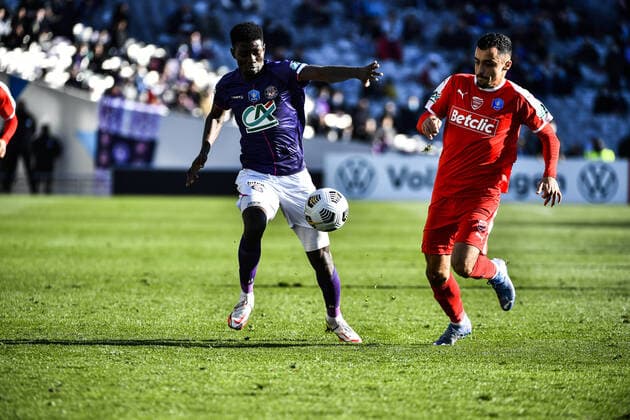 Steve Mvoue (tfc) FOOTBALL : Toulouse vs Nimes - 32eme de Finale de Coupe de France - Toulouse - Le 18 12 2021 ThierryBreton Panoramic 