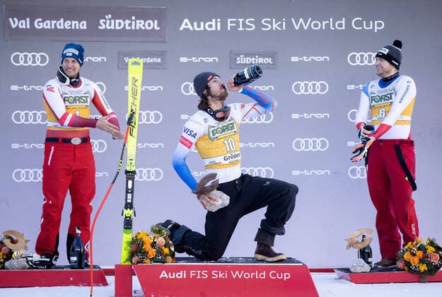 Bilder des Jahres 2021, Sport 12 Dezember Sport Themen der Woche KW50 Sport Bilder des Tages ALPINE SKIING - FIS WC Val Gardena VAL GARDENA,ITALY,18.DEC.21 - ALPINE SKIING - FIS World Cup, downhill, men. Image shows Otmar Striedinger (AUT), Bryce Bennett (USA) and Niels Hintermann (SUI). Keywords: champagne.  GEPAxpictures xHaraldxSteiner