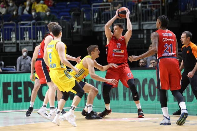 DEU, Euroleague, ALBA vs. Moskau, 17.12.2021, Mercedes-Benz-Arena, Berlin, DEU, Euroleague, ALBA vs. Moskau, im Bild Tim Schneider (ALBA Berlin 10), Jonas Mattisseck (ALBA Berlin 9), Johannes Voigtmann (ZSKA Moskau 17)