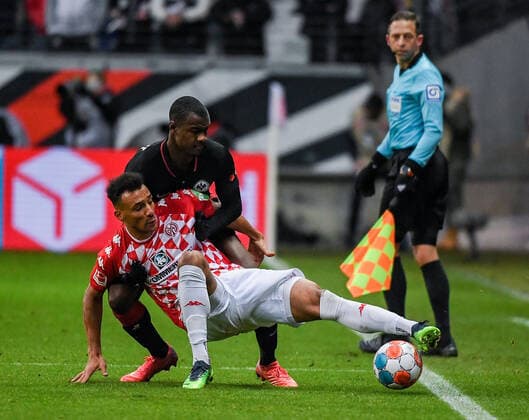 Sport Themen der Woche KW50 18.12.2021, xpsx, Fussball 1.Bundesliga, Eintracht Frankfurt - 1.FSV Mainz 05 v.l. Evan Ndicka N Dicka NÂ Dicka (Eintracht Frankfurt), Karim Onisiwo (FSV Mainz 05) (DFL DFB REGULATIONS PROHIBIT ANY USE OF PHOTOGRAPHS as IMAGE SEQUENCES and or QUASI-VIDEO) emspor Frankfurt *** 18 12 2021, xpsx, Football 1 Bundesliga, Eintracht Frankfurt 1 FSV Mainz 05 v l Evan Ndicka N Dicka NÂ Dicka Eintracht Frankfurt , Karim Onisiwo FSV Mainz 05 DFL DFB REGULATIONS PROHIBIT ANY USE OF PHOTOGRAPHS as IMAGE SEQUENCES and or QUASI VIDEO emspor Frankfurt
