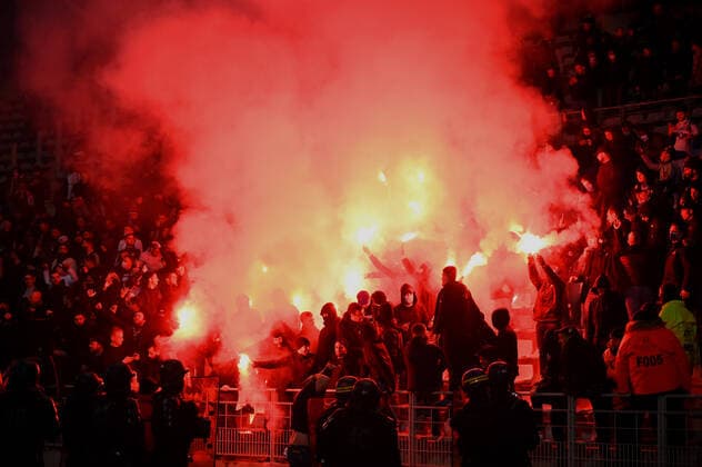 Lyon Hooligans outbursts, the match has been definitively interrupted. Paris FC Olympique Lyonnais Coupe de France, 32nd final of the Coupe de France, at the Stade Charlety, between Paris FC and Olympique Lyonnais, December 17, 2021.  JulienxMattiax xLexPictorium LePictorium_0257839