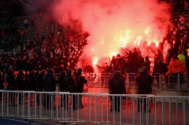 Lyon Hooligans outbursts, the match has been definitively interrupted. Paris FC Olympique Lyonnais Coupe de France, 32nd final of the Coupe de France, at the Stade Charlety, between Paris FC and Olympique Lyonnais, December 17, 2021.  JulienxMattiax xLexPictorium LePictorium_0257840
