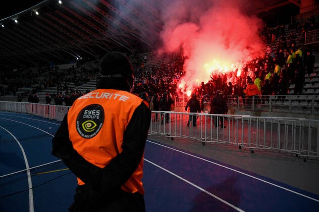Lyon Hooligans outbursts, the match has been definitively interrupted. Paris FC Olympique Lyonnais Coupe de France, 32nd final of the Coupe de France, at the Stade Charlety, between Paris FC and Olympique Lyonnais, December 17, 2021.  JulienxMattiax xLexPictorium LePictorium_0257841