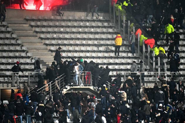 Panic movement during the outbursts of the Lyon Hooligans, the match was definitively interrupted. Paris FC Olympique Lyonnais Coupe de France, 32nd final of the Coupe de France, at the Stade Charlety, between Paris FC and Olympique Lyonnais, December 17, 2021.  JulienxMattiax xLexPictorium LePictorium_0257843