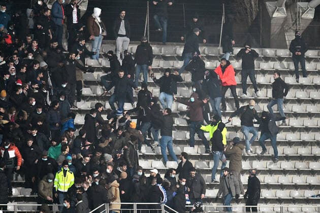 Lyon Hooligans outbursts, the match has been definitively interrupted. Paris FC Olympique Lyonnais Coupe de France, 32nd final of the Coupe de France, at the Stade Charlety, between Paris FC and Olympique Lyonnais, December 17, 2021.  JulienxMattiax xLexPictorium LePictorium_0257845