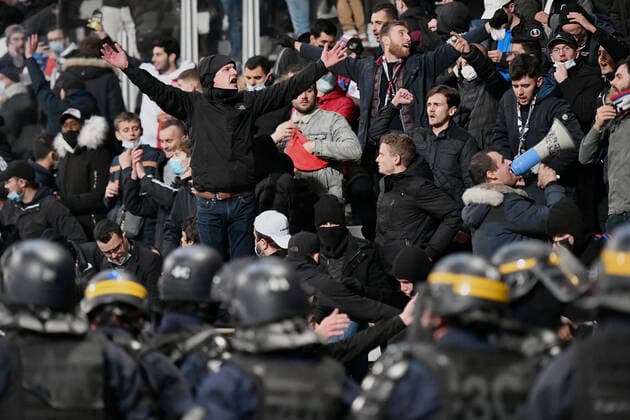 Lyon Hooligans outbursts, the match has been definitively interrupted. Paris FC Olympique Lyonnais Coupe de France, 32nd final of the Coupe de France, at the Stade Charlety, between Paris FC and Olympique Lyonnais, December 17, 2021.  JulienxMattiax xLexPictorium LePictorium_0257848