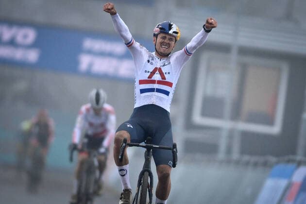 Sport Themen der Woche KW50 Sport Bilder des Tages British Thomas Pidcock celebrates as he crosses the finish line to win the men s elite race at the Cyclocross World Cup cyclocross event in Rucphen,The Netherlands, Saturday 18 December 2021, the ninth stage (out of 16) in the World Cup of the 2021-2022 season. DAVIDxSTOCKMAN  x3158704x