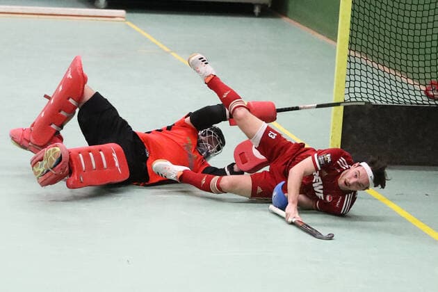Rot-Weiss Köln vs. Schwarz-Weiss Neuss, 1.Hockey Bundesliga Herren, von links: Konstantin Hayner (SW), Florian Pelzner (RW),18.12.2021, Bild: