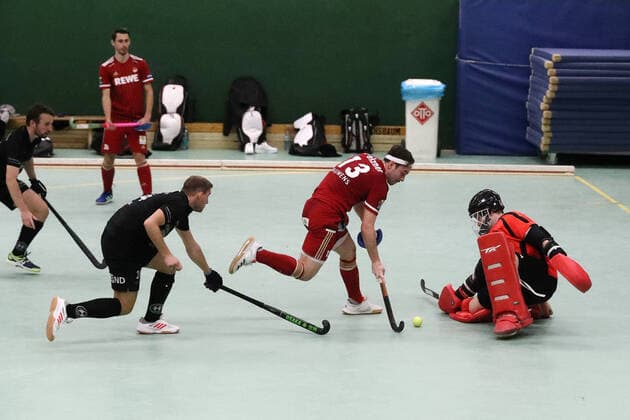 Rot-Weiss Köln vs. Schwarz-Weiss Neuss, 1.Hockey Bundesliga Herren, 2. von rechts: Florian Pelzner (RW), 18.12.2021, Bild: