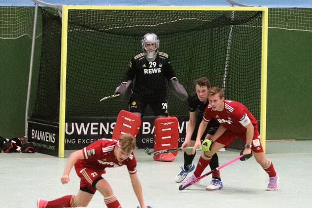 Rot-Weiss Köln vs. Schwarz-Weiss Neuss, 1.Hockey Bundesliga Herren, hinten: Joshua Onyekwue (RW), 18.12.2021, Bild: