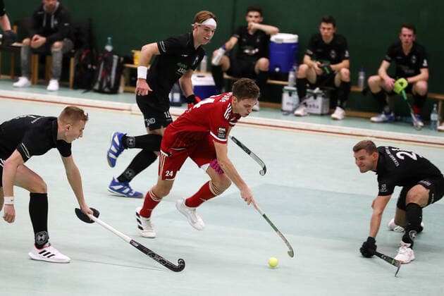 Rot-Weiss Köln vs. Schwarz-Weiss Neuss, 1.Hockey Bundesliga Herren, Mitte: Johannes Große (RW), 18.12.2021, Bild: