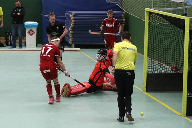 Rot-Weiss Köln vs. Schwarz-Weiss Neuss, 1.Hockey Bundesliga Herren, von links: Christopher Rühr (RW), Konstantin Hayner (SW), 18.12.2021, Bild: