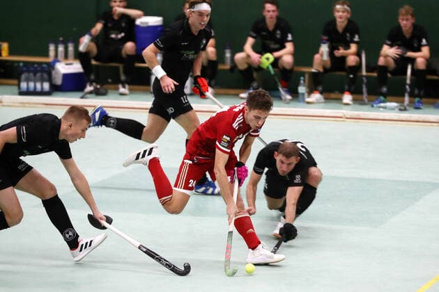 Rot-Weiss Köln vs. Schwarz-Weiss Neuss, 1.Hockey Bundesliga Herren, Mitte: Johannes Große (RW), 18.12.2021, Bild: